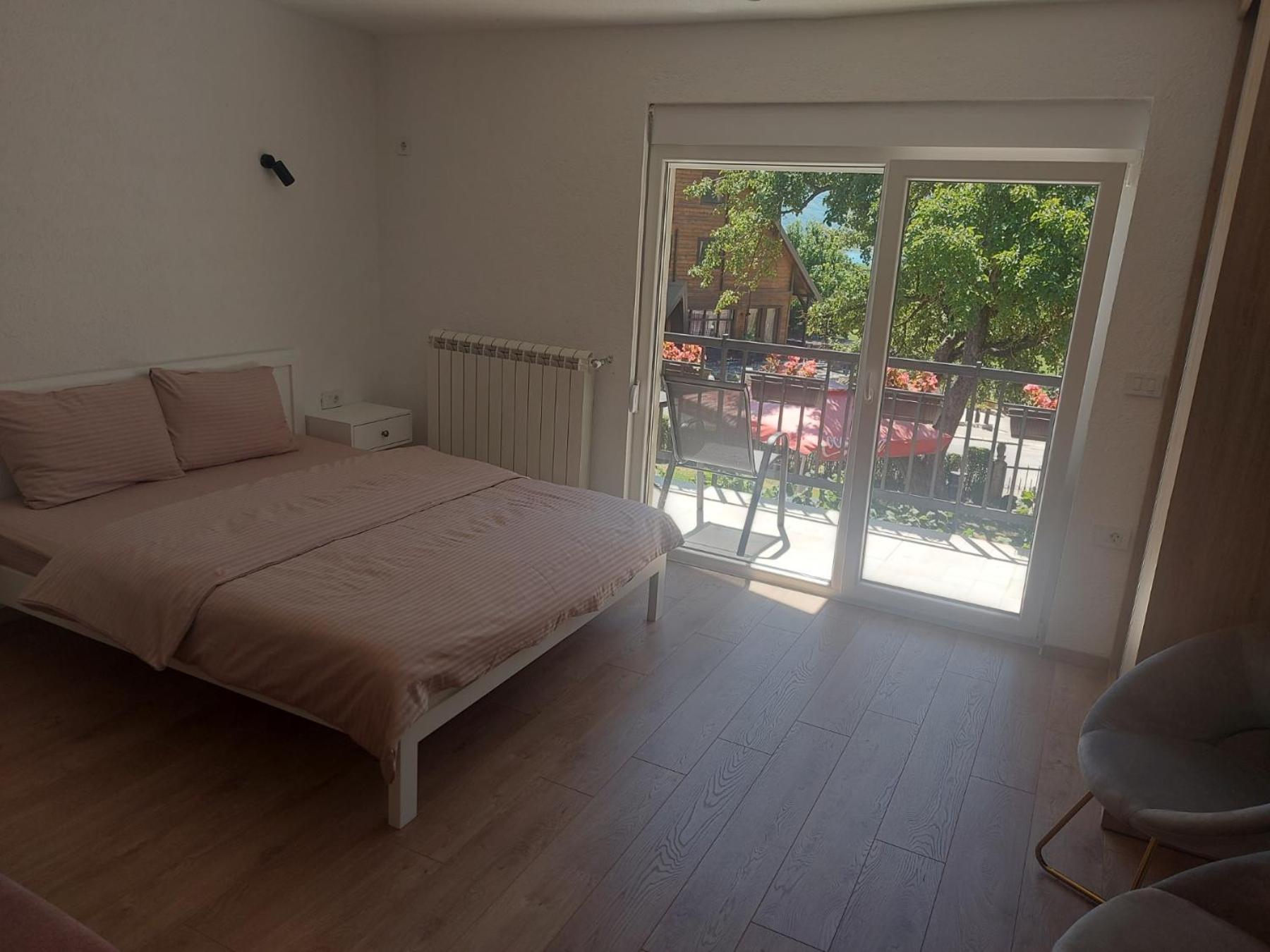 Rooms Lida & Friendly Home بلاف المظهر الخارجي الصورة